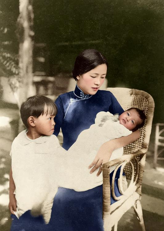 1932年，林徽因28岁时与一双儿女的院落日常，画面中，林徽因身着带有精致领口花