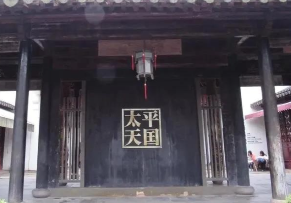 1856年，韦昌辉挥了挥手，乱刀砍向杨秀清。东王跪倒在地上，挣扎着仰起头，脸上露