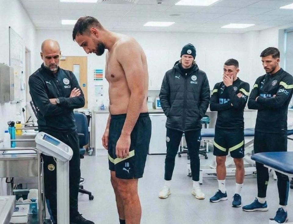 近日，曼城例行的体重检测活动意外成为媒体和球迷关注的焦点。这张在曼城内部引发热