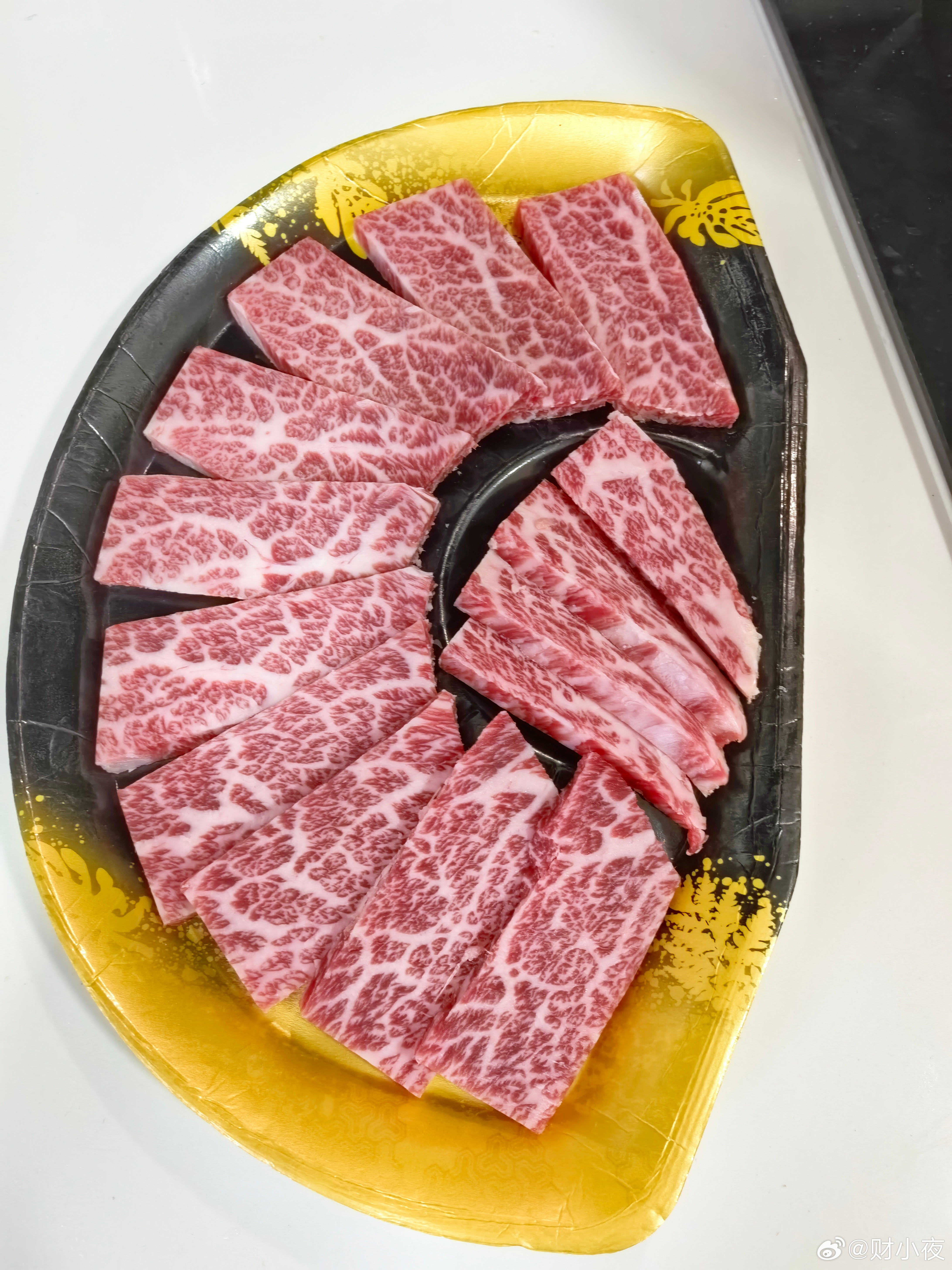 外卖哪有自己做的好吃。做了一个月饭后还是觉得点外卖最好今天是煤气灶烤肉。香喷喷