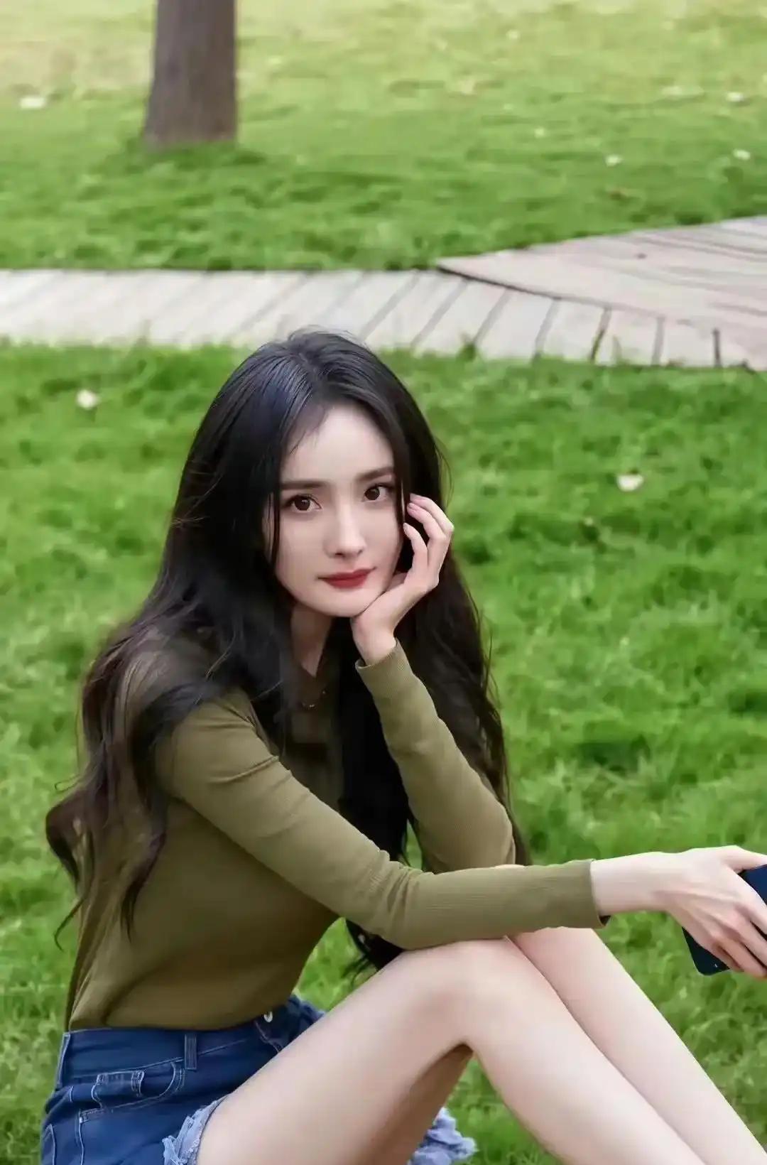 杨幂户外写真，随性穿搭凸显修长美腿