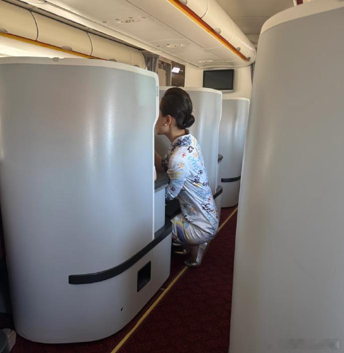 海航空姐能屈能伸海航机上卖升舱是出名的，今天我算见识到空姐的功力了。今天