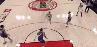 无转身不申京……申京人称“旋风小陀螺”，作为NBA转身频率最高的球员，一套篮下