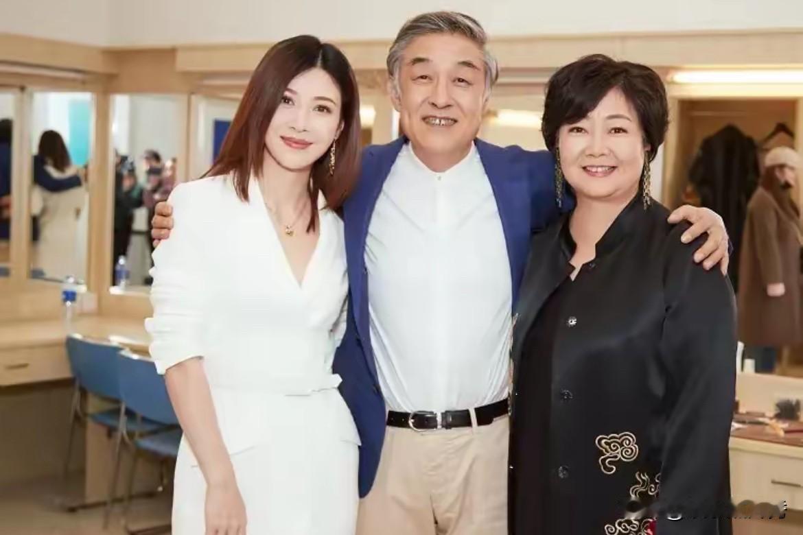“搂着”童蕾和萨日娜的这位老戏骨，其实特别的“低调稳重”！左边童蕾一身白色连