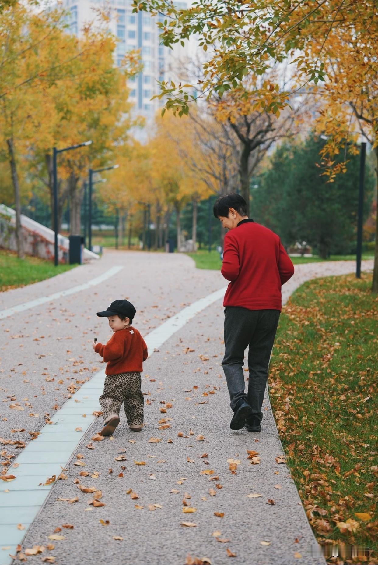 过了50岁才慢慢明白的事，自己亲手带大的孙辈，无论孙子孙女，还是外孙和外孙女