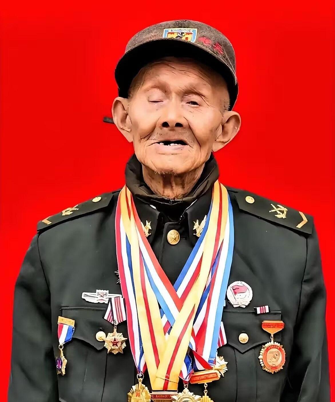102岁抗战老兵彭长竹，在医院ICU病房中看完阅兵后安详离世，曾参加常德会战被刺
