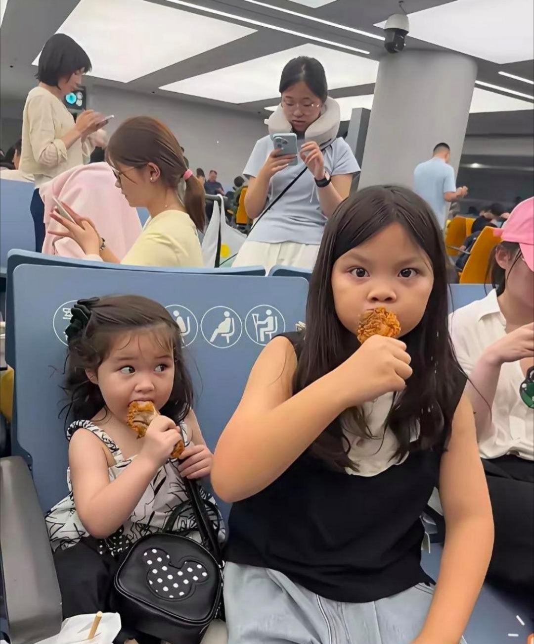 韩安冉的两个女儿，小猪妹和优米长相风格完全不一样，基因真的太奇妙了。​​​