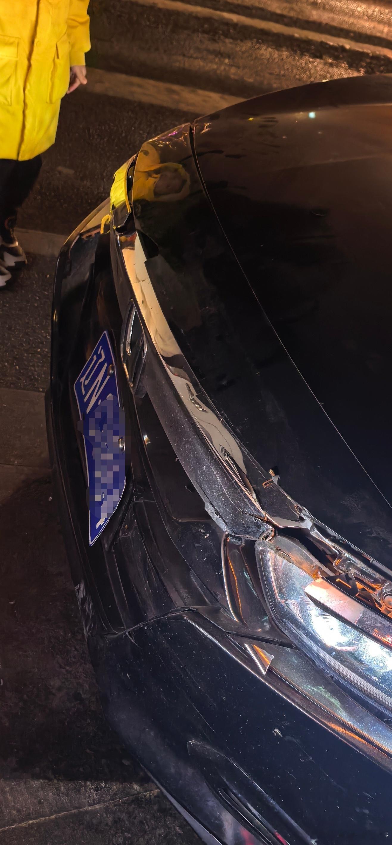 刚刚陪孩子吃完烤串，回来的路上，被撞了，我的国产车基本可以忽略，就撞进去大概2c