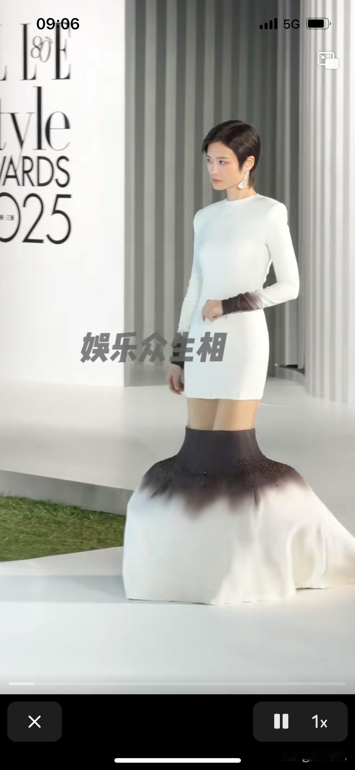 李宇春老师穿了一条快要掉下去的裙子，她有气质又好看，身材比例也很好，就是这个裙