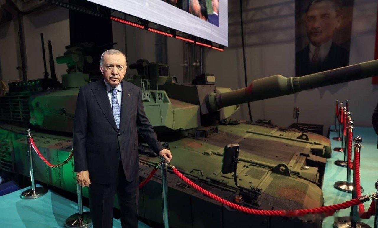 🇹🇷土耳其国产“阿尔泰”坦克正式开始批量生产。昨日，土耳其举行了BMC