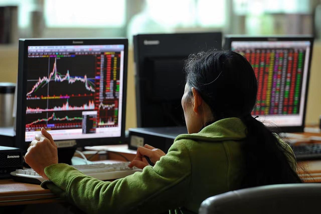 散户在股市里确实挺难天生就带着信息、资金、技术这三个弱势枷锁。就说信息吧，顶级大