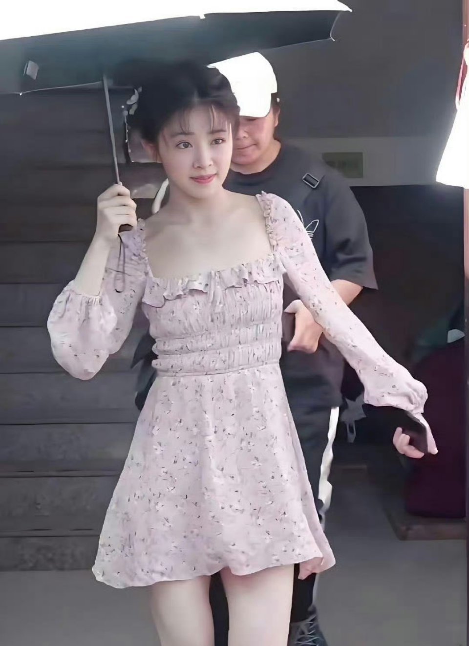 快40岁的张含韵打扮起来像20岁，皮肤又白又嫩，少女感满满，这状态绝了