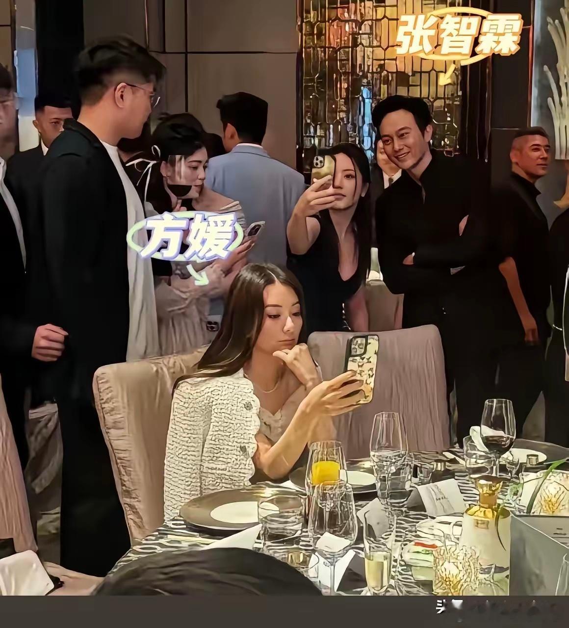 在香港顶级聚会上，方媛坐在郭富城旁边，整整刷了3小时手机。