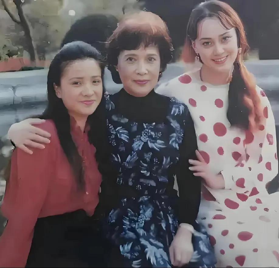 这是三位极品美人的珍贵合影，照片大约拍摄于80年代的中期。看到此刻的秦怡，