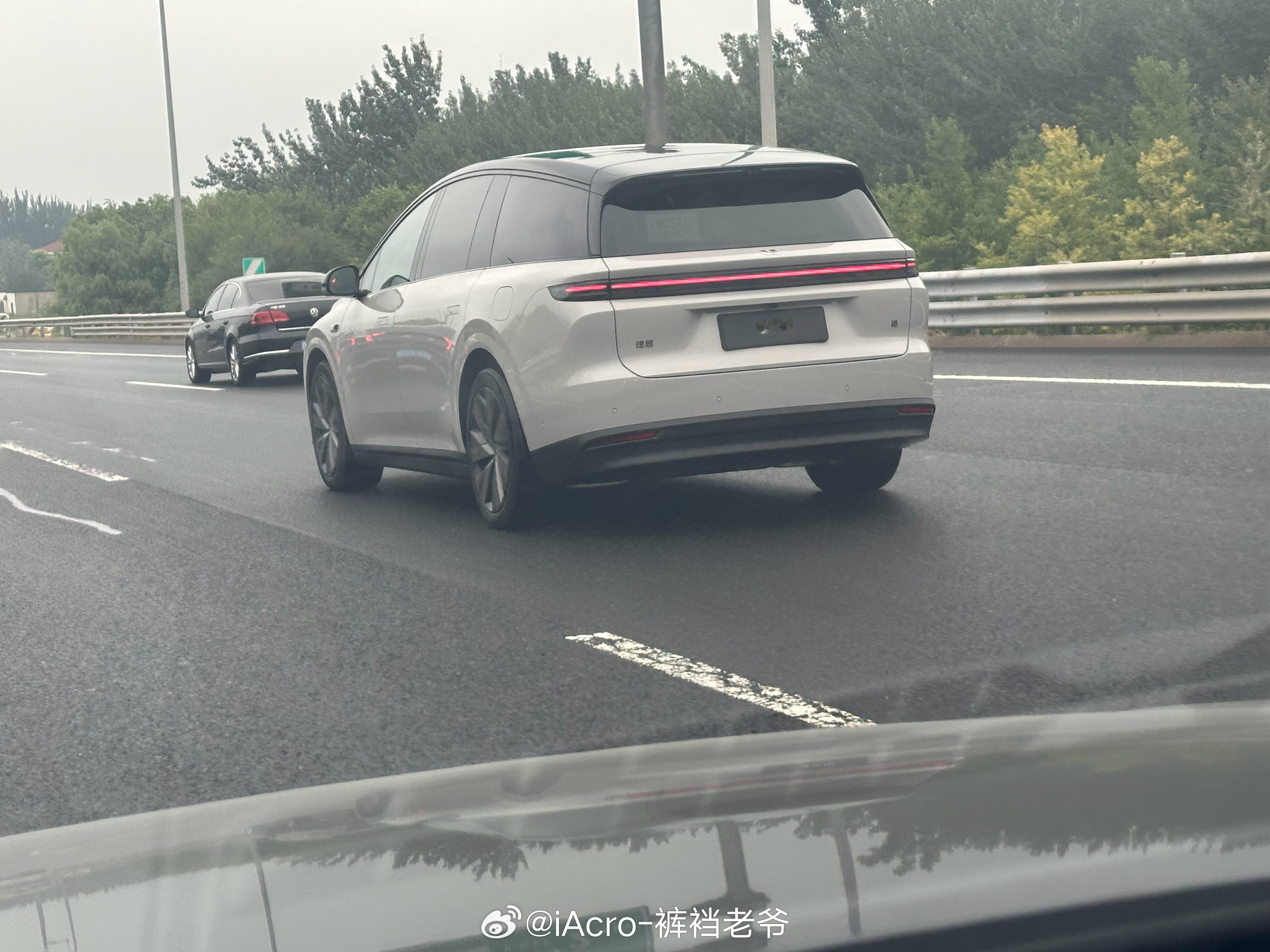 路遇野生i8看着和路上的车还真挺不一样的理想i8​​​