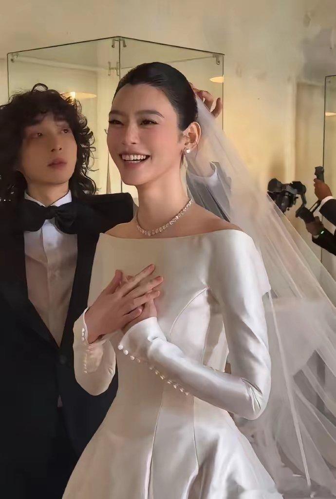 奚梦瑶婚礼化‎妆﻿﻿照﻿，⁠‎超﻿模的⁠‏脸就是‏不一样，﻿﻿头型也﻿‎特别好看