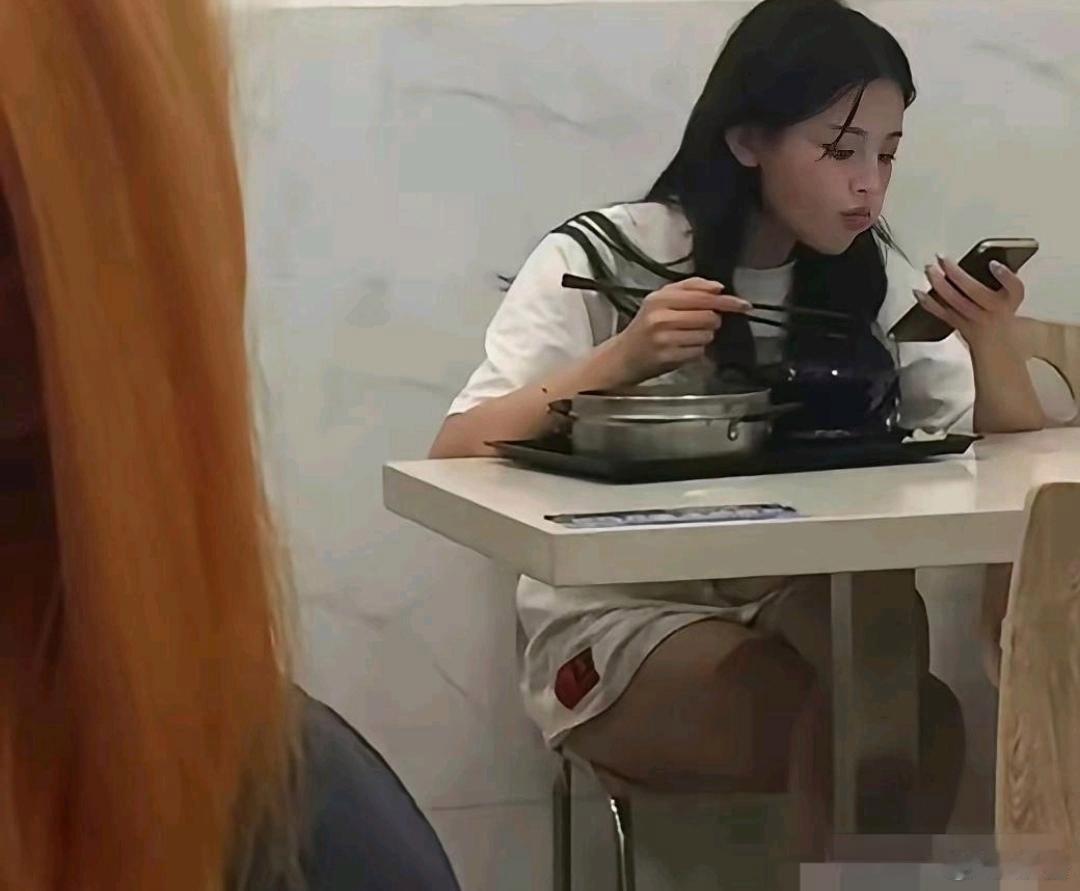 当初厂子里的打工小妹杨超越，哪成想以后成了顶流！