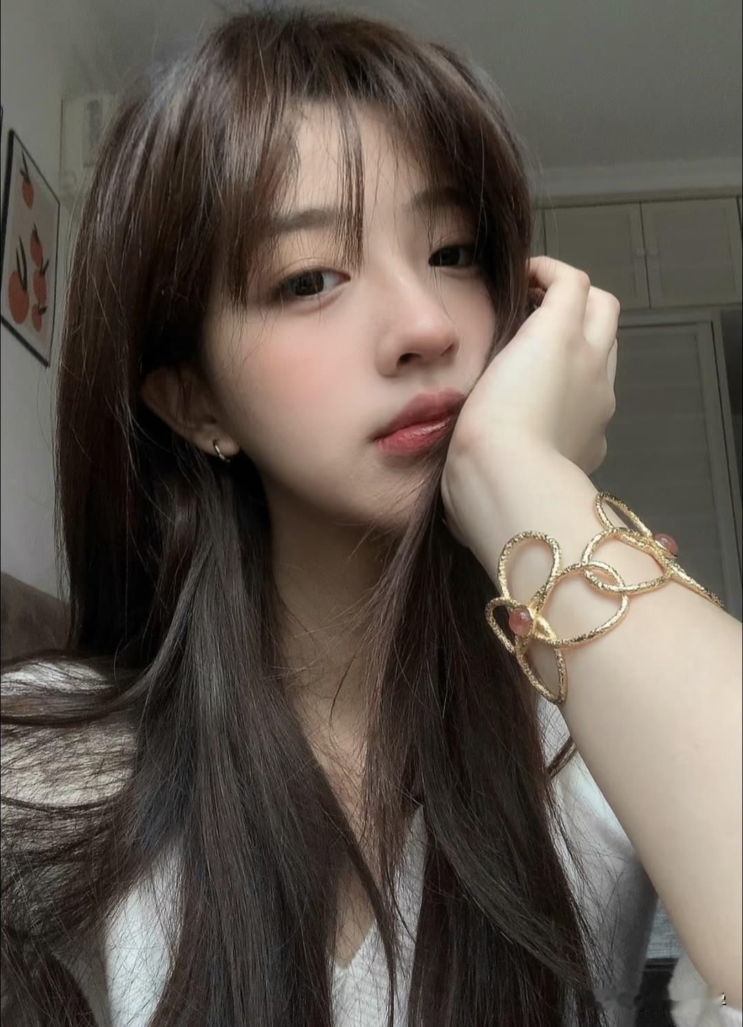 长发美女，靠在墙边，好温柔。长发清纯少女温柔系长发女