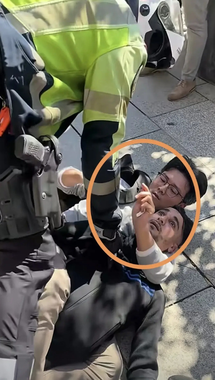 这才是中国的好男儿，中国小伙西班牙旅游时相机被偷，发现小偷后将小偷一把锁喉压倒在