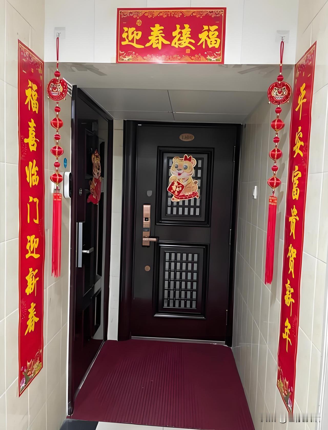 我很羡慕对面的邻居。今天，邻居家很是热闹，2个女儿、女婿都特意请了假，从新西