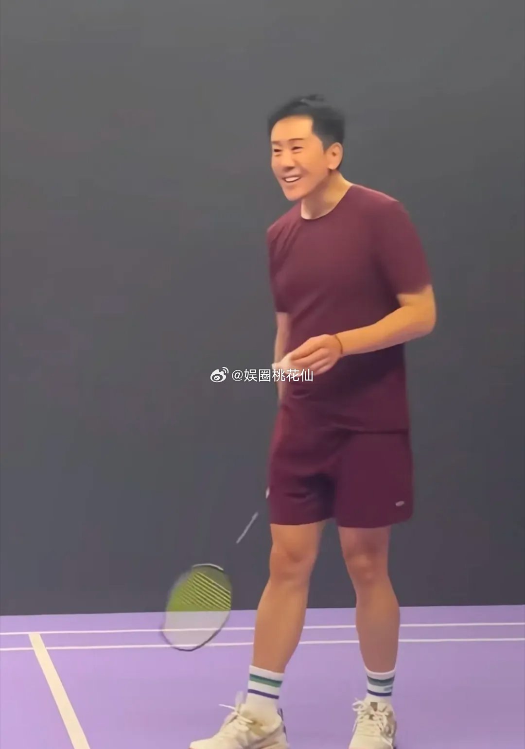 57岁的毛宁状态也太能打了，不愧是体校出身的歌手！近期和朋友相约打羽毛球，一身棕