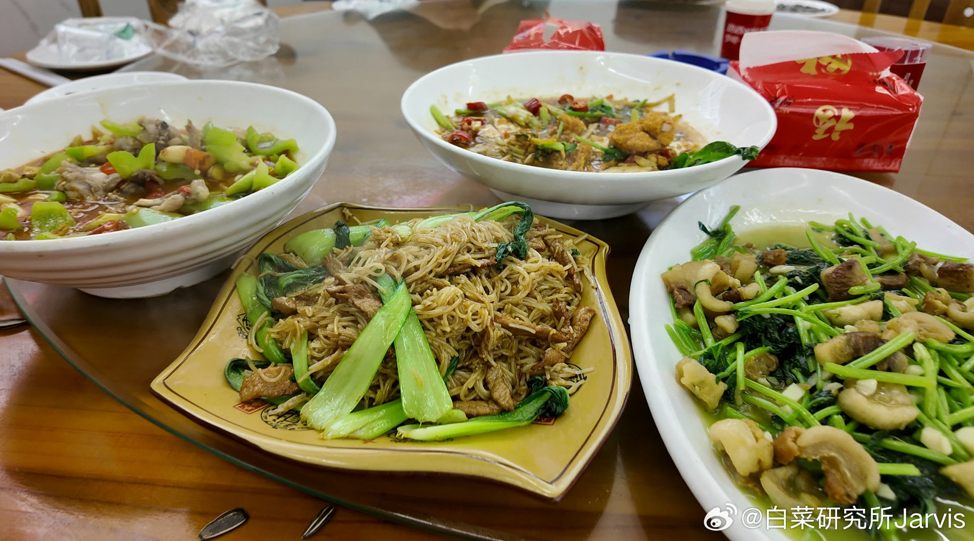 我和的第一次合作，把东风日产N6从上海一路开到广州。出发时电量98%+满油状