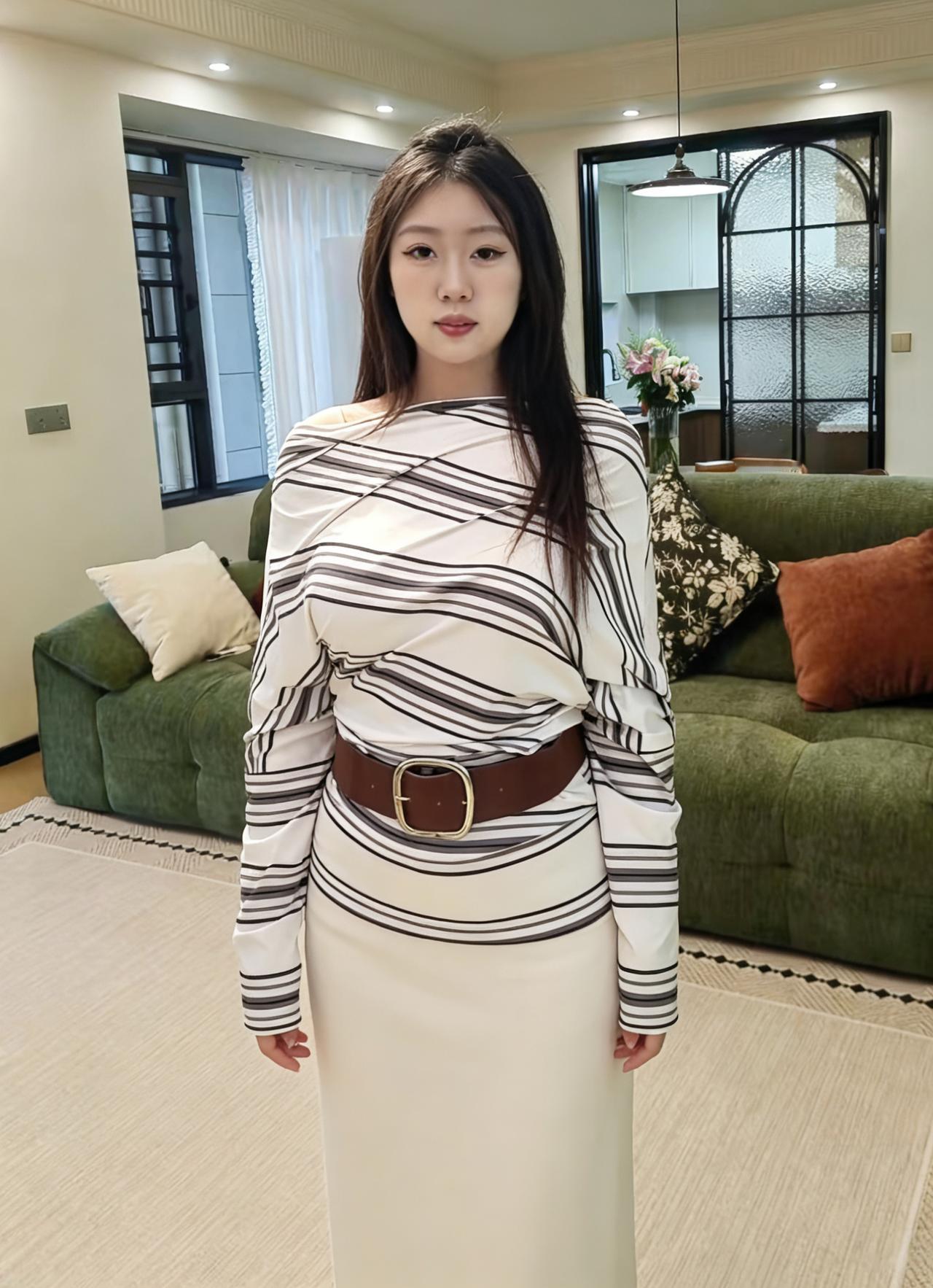 条纹是流动的诗行在衣衫上，写着慵懒与精致腰带是句点，把线条收束让松散的美，