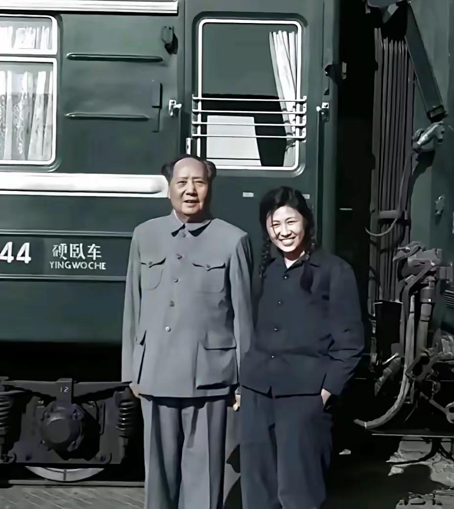 这是毛主席和机要秘书谢静宜的真实容貌，都看看吧，这不是演员演的。这是怎样一双