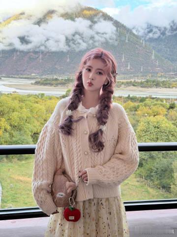 白鹿晒西藏明信片​​​​白鹿晒西藏明信片，点击查收白鹿新鲜自拍，西藏风景下的可