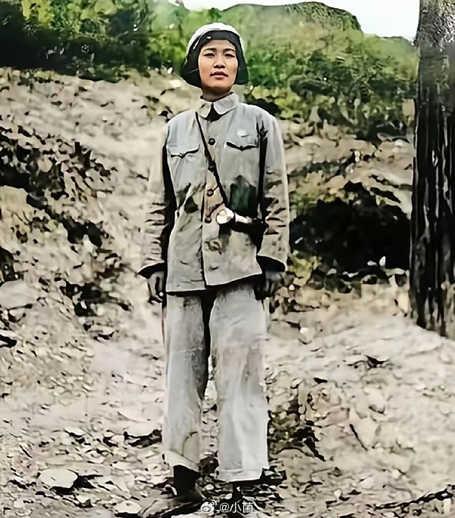 海鸥将军”戴安澜的唯一女儿戴藩篱在朝鲜战场前线的一张留影，那时候她在朝鲜战场炮兵