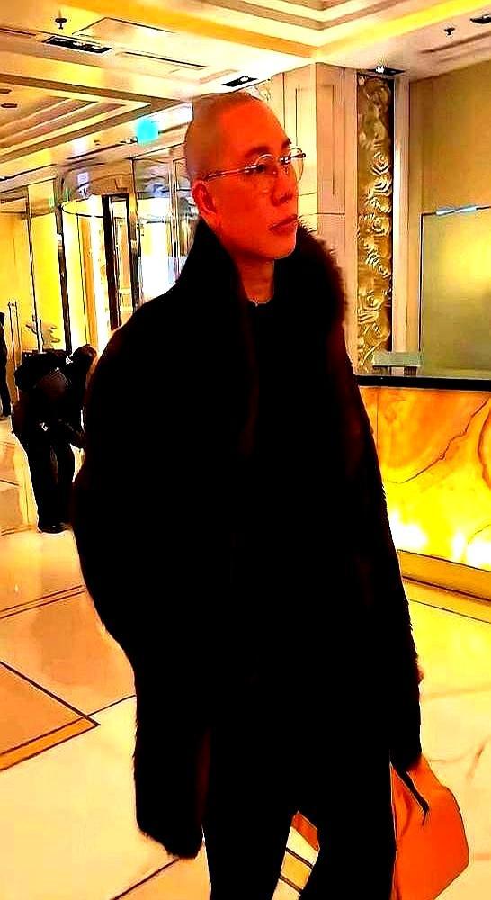 你敢信？王菲春晚的眉毛，直接画成了锦鲤精，两边太阳穴都给整凹进去了，化妆师是不是