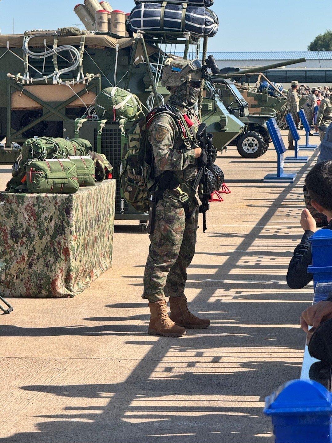 空军的伞兵部队这衣服太酷了长春航空展​​​