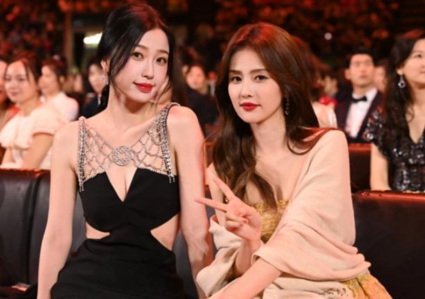 刘大锤曝白鹿虞书欣绝交！白鹿和虞书欣几年前关系确实挺好的，经常相互cue对方，