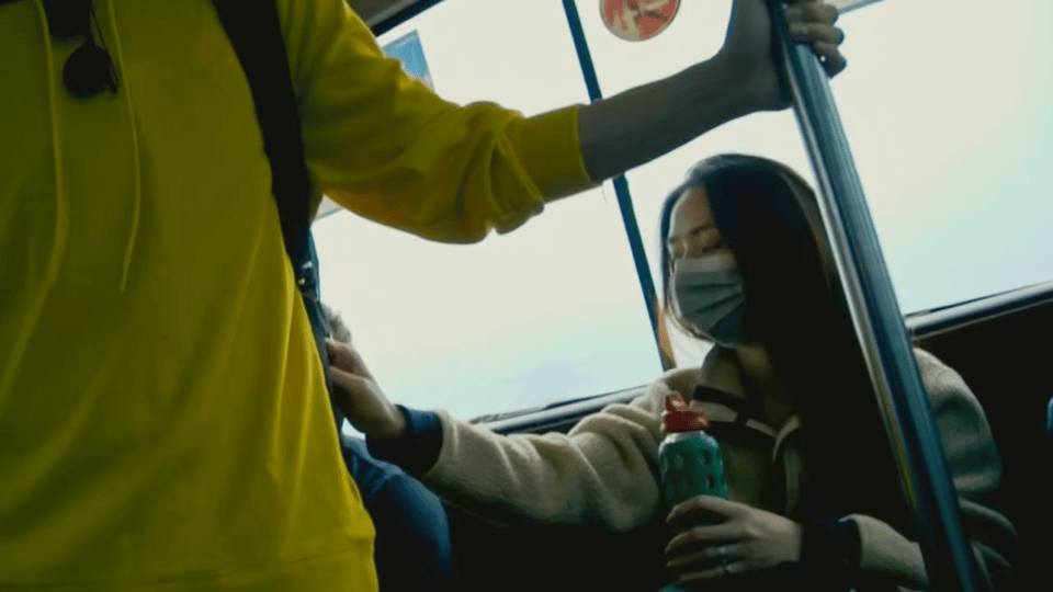 郭碧婷在车上一直挽着向佐的手连坐车都要挽着手，这种形影不离的甜蜜真的太戳人了。