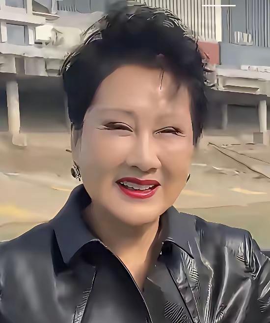 妈呀，自然的老去难道不好吗？今天刷到一张张凯丽老师的照片，脸上是满脸的胶原蛋白，