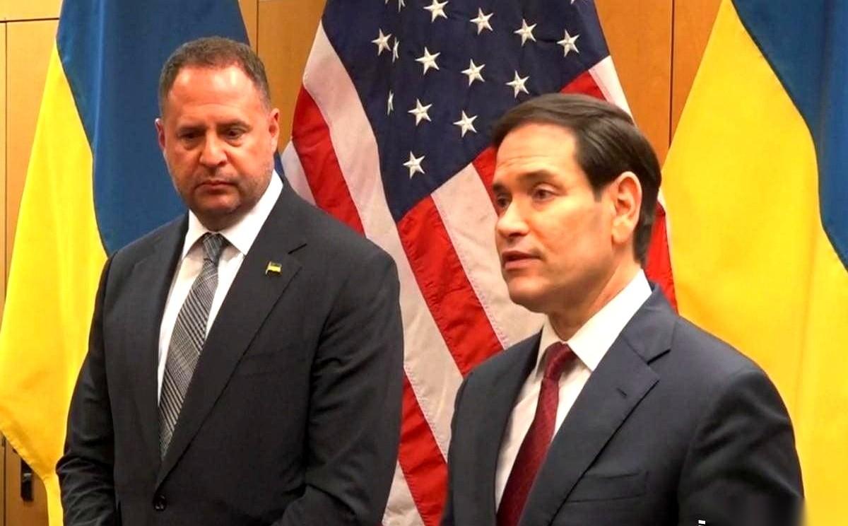 一场牌局，俩人商量好了怎么出牌，怎么分账，最后扭头对第三个人说：“别急，等下我