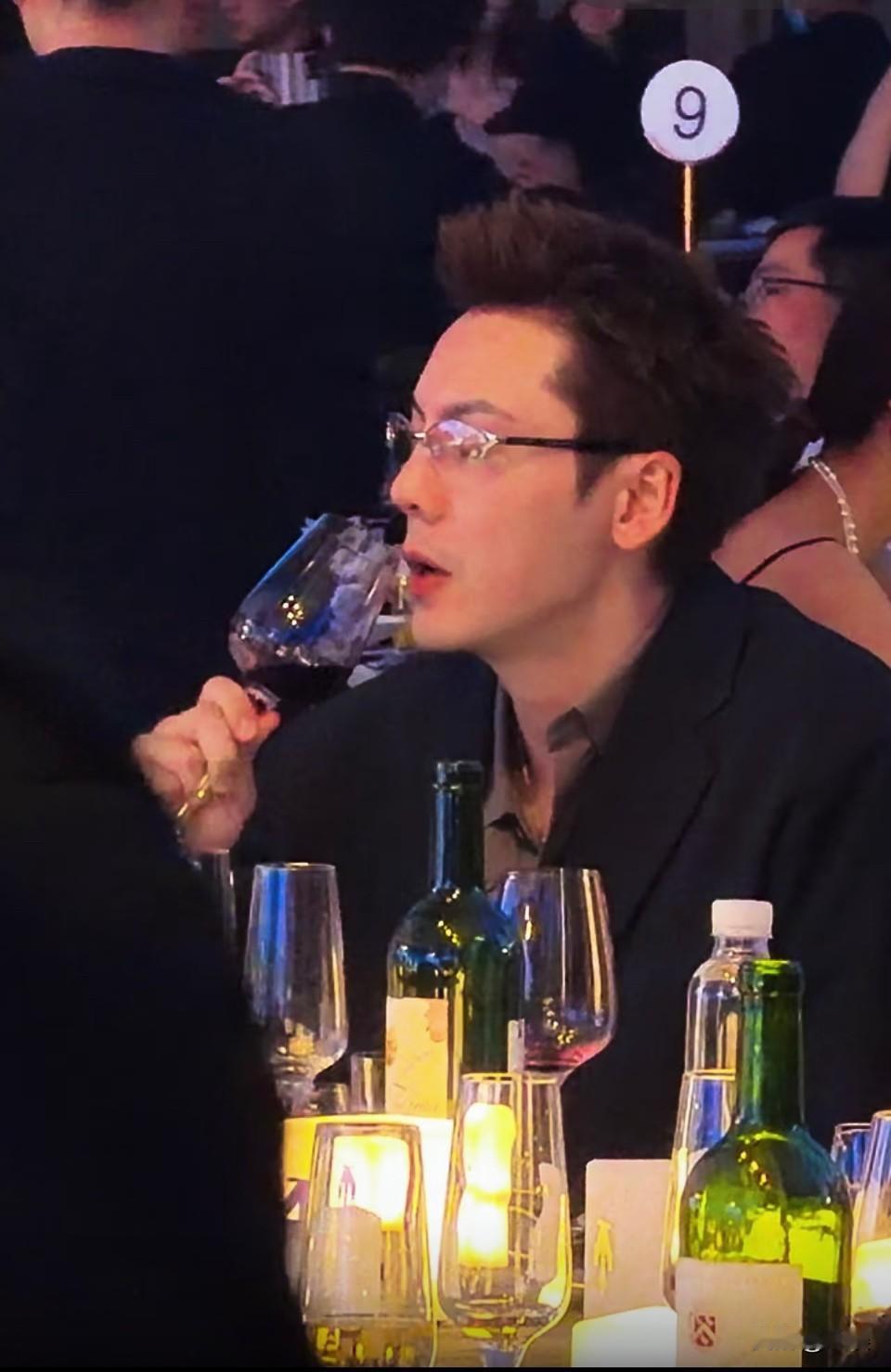 救命他这个发型我真的很爱！前面想谈几百亿生意渣苏感十足后面突然反差萌～[爱