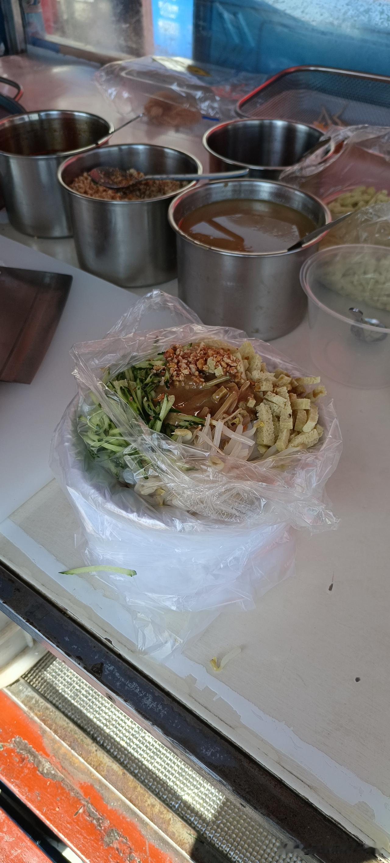 今天中午不想做饭了，去市场买一份凉皮吃。虽然我知道糖尿病人不能吃凉皮，但是就是馋