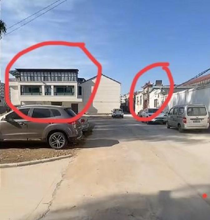 郭家把房子盖得三层高，外墙贴满亮瓷砖，还占了不少地，村里人早就在背后嘀咕。申家