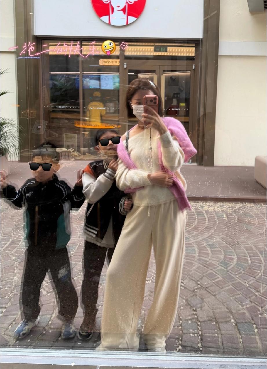 马龙老婆夏露分享和俩儿子的合照，大儿子八岁，小儿子六岁，俩男孩身高相差半个头，和