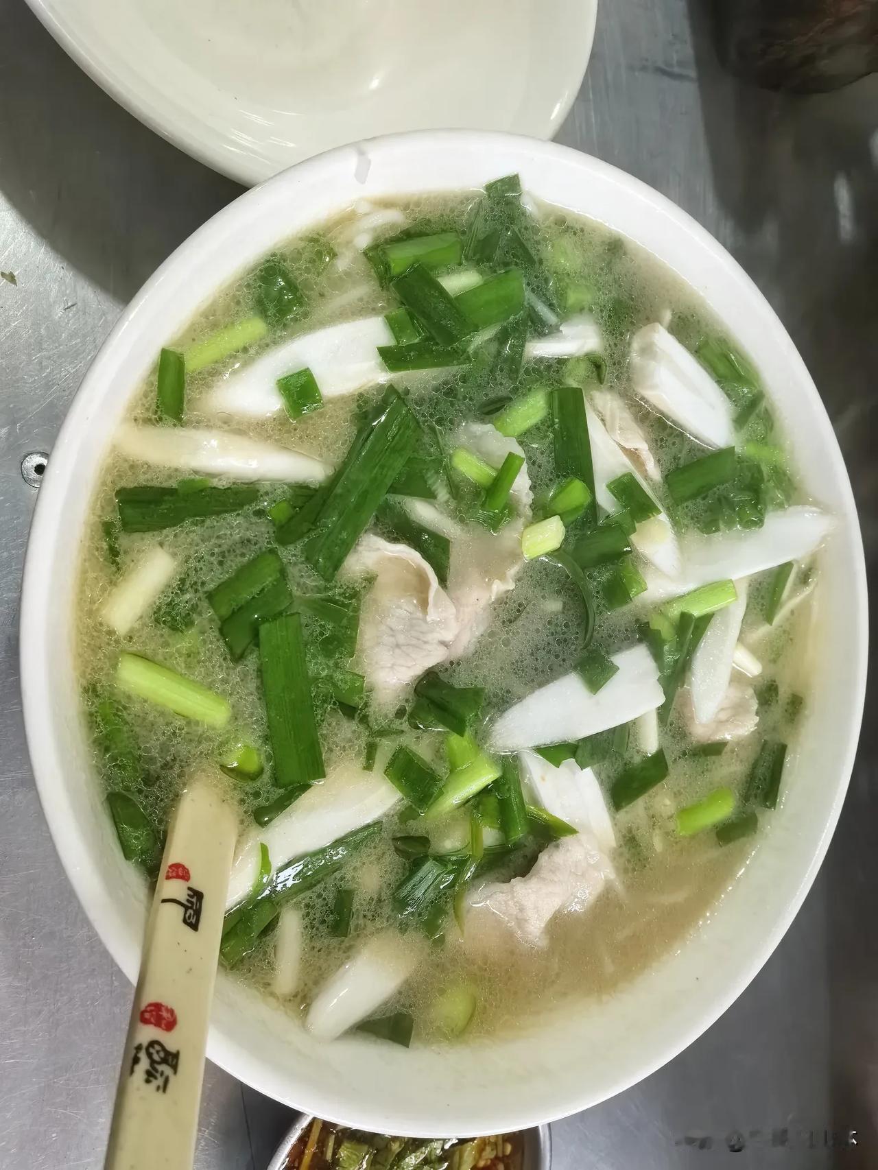 七律·建水草芽米线建水珍馐韵致长，草芽入馔焕华芳。柔茎嫩若云间露，细缕清