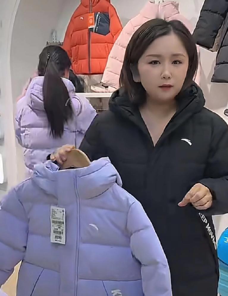 100万粉主播带货安踏遇冷！直播间从1000+跌到500人，问题出在这？坐