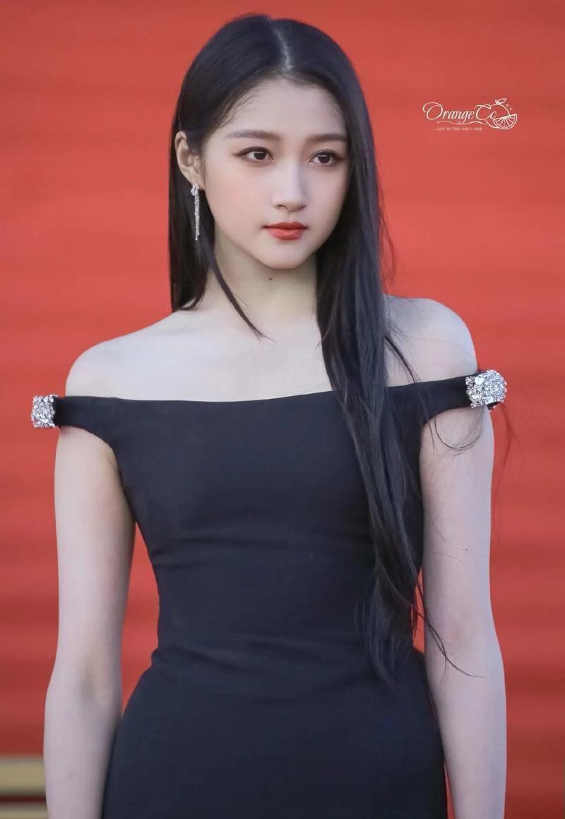 这一次，关晓彤真的“杀”疯了！说实话，看她在微博视界大会上那一抬手，掀开水晶珠