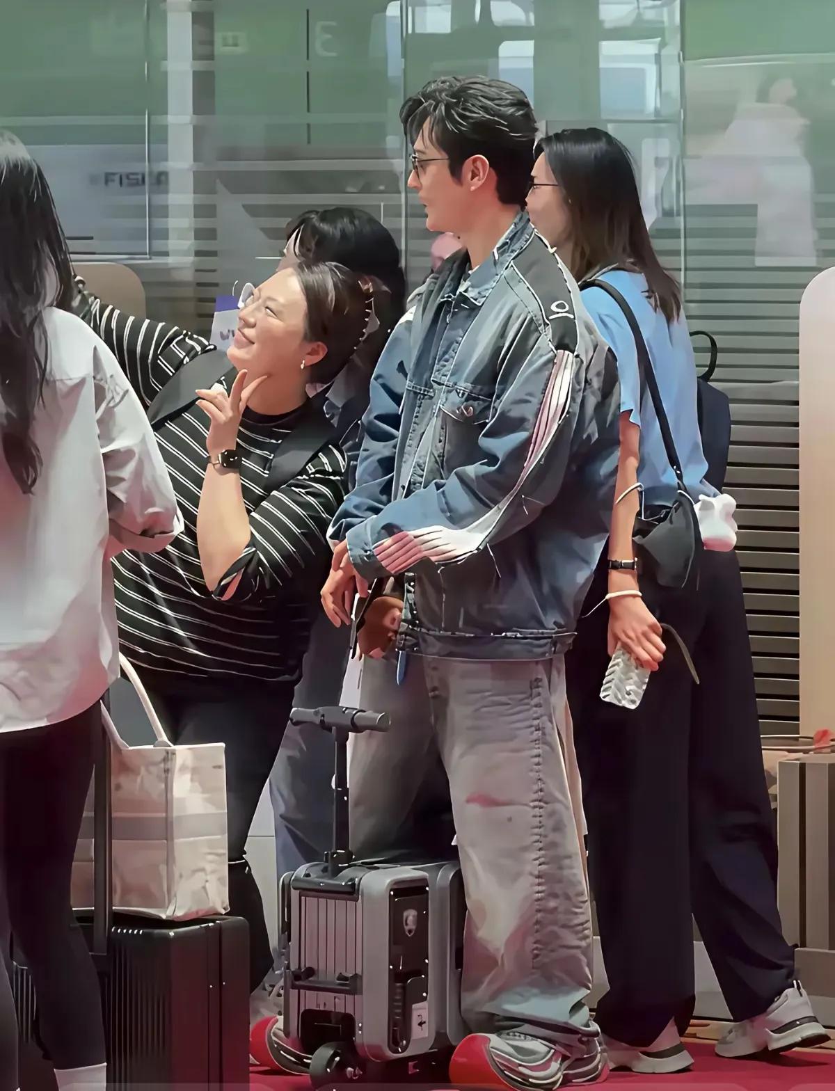 搞不懂黄晓明为什么要活得那么累？矮不可怕，装高才可怕；老不可怕，装嫩才可怕。