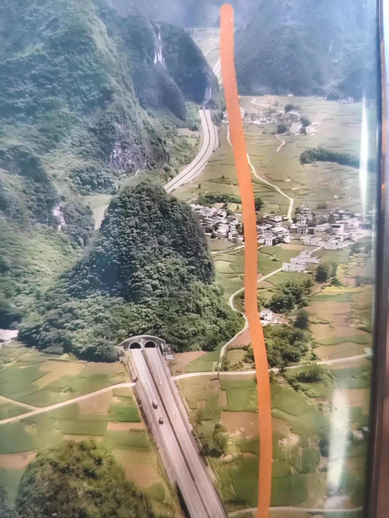 有人不解，两点之间直线最短，可为何高速公路修建方宁可挖隧道，也不选直线距离呢？