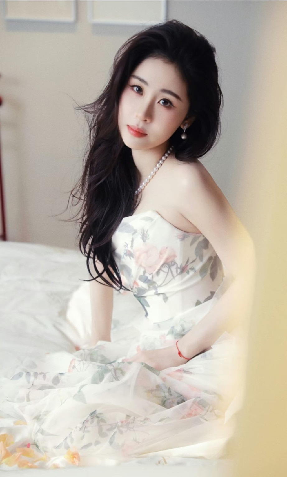 张碧晨淡粉晕染花影抹胸裙，把春日柔韵穿在身上，清奢雅致的晚宴感轻松拉满。
