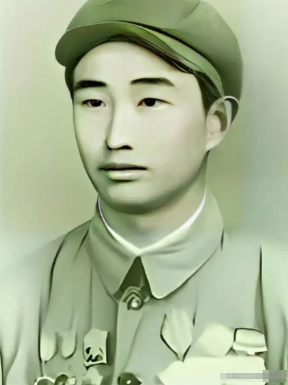 1943年，日军空袭时，18岁战士宋岭春仰面躲在草丛里，看飞行员探头出来，当敌机