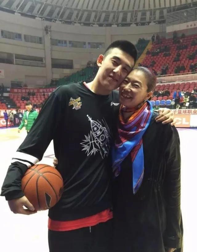 2003年，女篮明星展淑萍丈夫发病去世，她痛哭流涕，封闭心门。谁知5年后，40岁