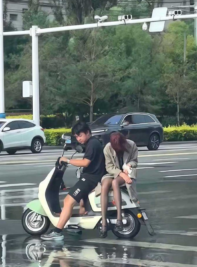 这哥们阴着有点东西呀！​​​