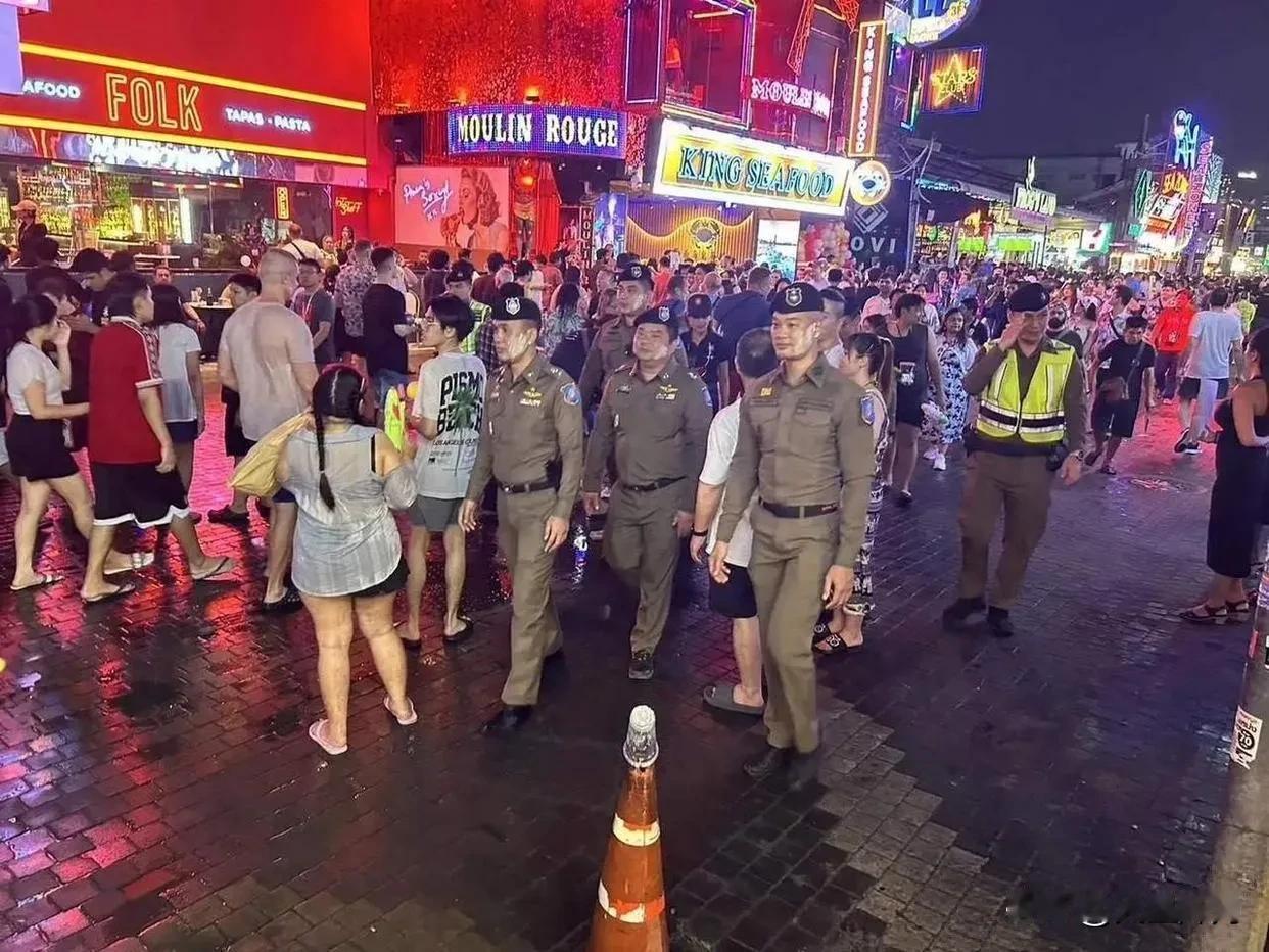 林肯号访泰：航母的盛大排场，败给码头一排排临时厕所9月2日，美国林肯号核动力航